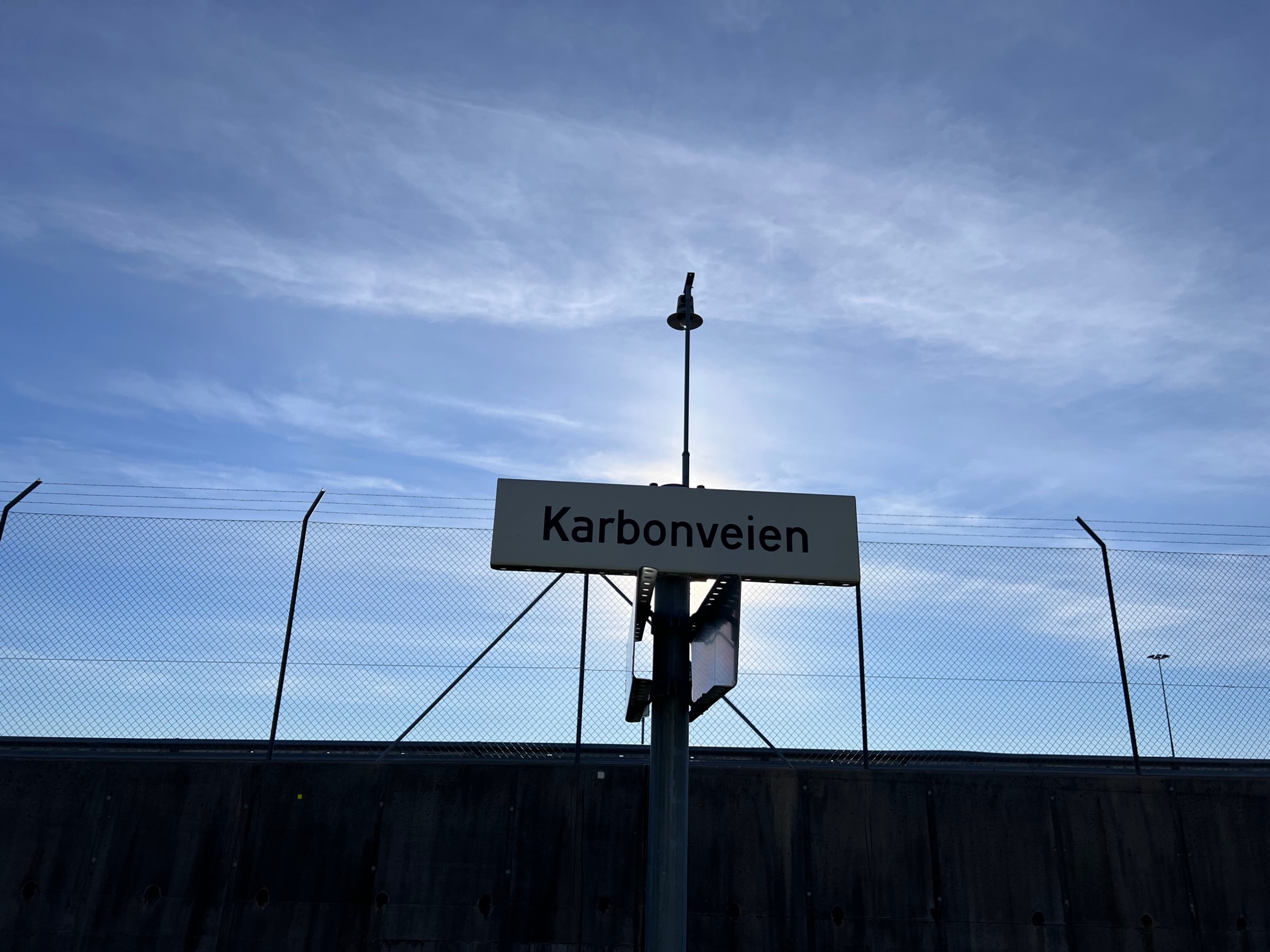 Roadsign for the Carbon Road at TCM. Foto.