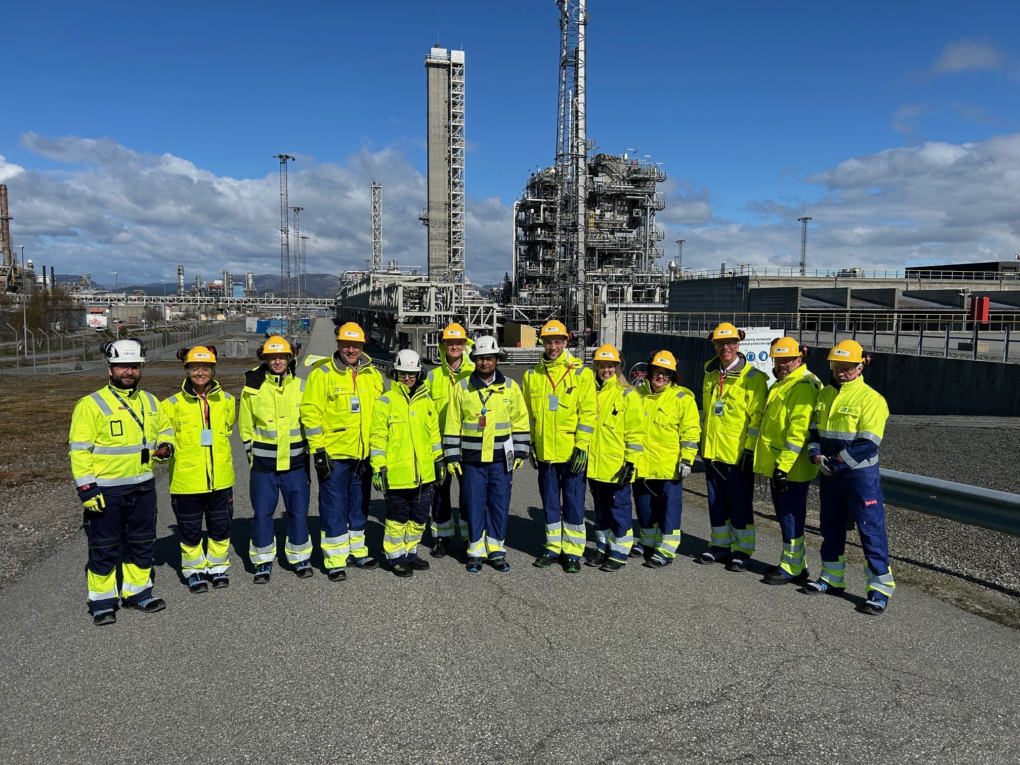 Gruppe mennesker foran TCM. Foto