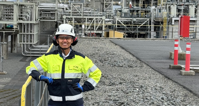 Nærbilde av kvinne foran CO2-fangstanlegg. Foto